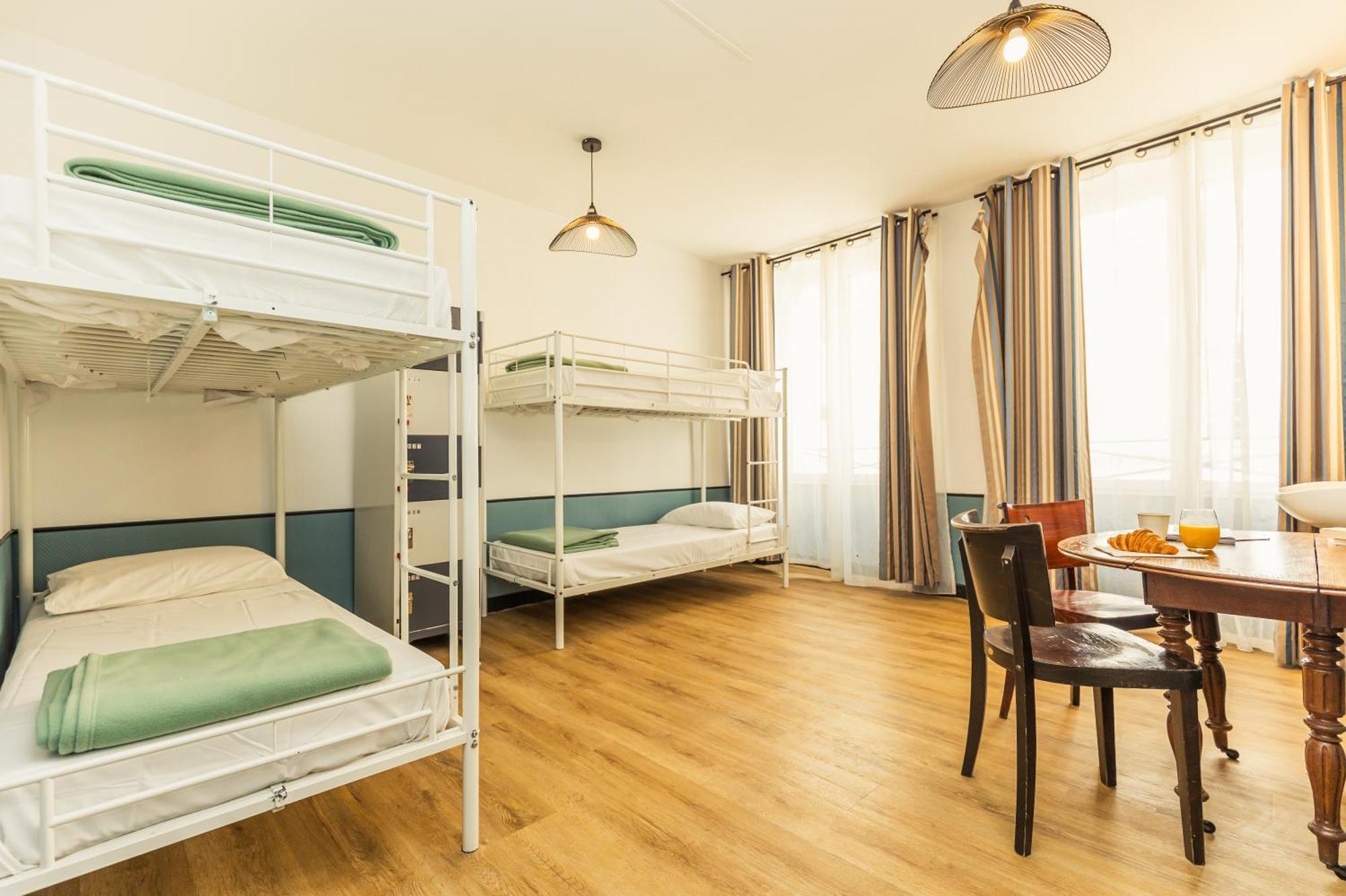 Lit dans Dortoir pour Femmes de 6 Lits avec Salle de Bains Privative